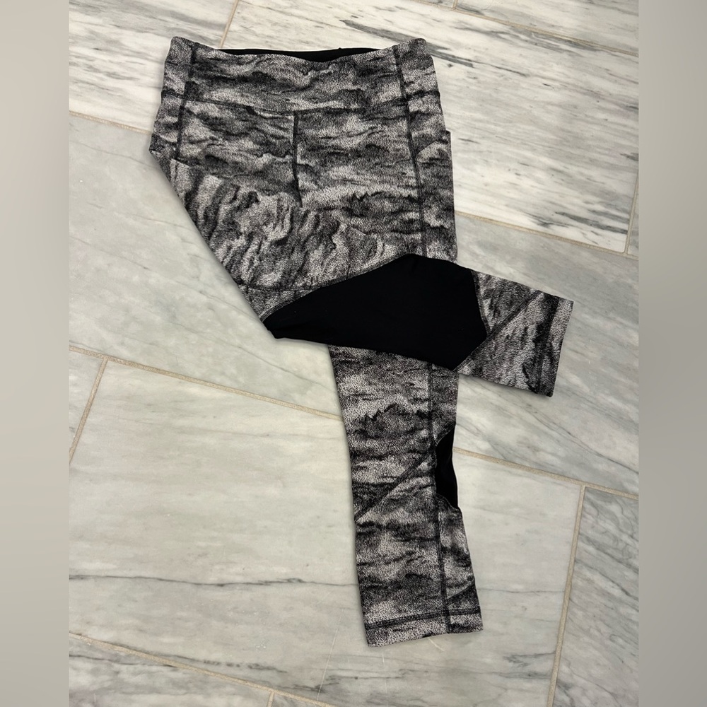 Lululemon black/white leggings size:8